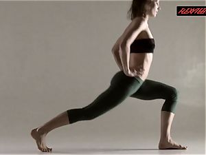 Razdery Noga in taut yoga pants